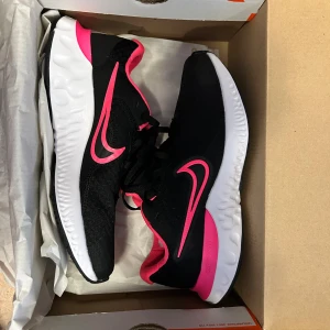 Nike Renew Run 2 sneakers - ✨ Nike Renew Run 2 sneakers, storlek 36, färg black/hyper pink. Helt oanvända och kommer i originalbox. Supersnygga och bekväma skor för både vardag och träning.