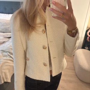 Vit kavajjacka med guldknappar - Fin jacka från Zara i storlek M. Bra sick använd 2 gånger. 