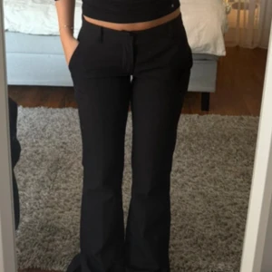 Lowwaist kostymbyxor - Snygga svarta kostymbyxor med bootcut passform låg midja, inte använda så mycket, liten slitning på knäet men syns knapp🩷🩷nypris:500kr