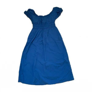 Underbar blå klänning - Säljer nu min älskade klänning i en helt underbar blå färg som köptes för något år sedan, har tyvärr inte kommit till användning då den blivit för stor för mig. Lappen på klänningen är bortklippt men den är köpt på H&M och skulle tippa på att den är i storlek 36.