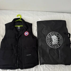 Canada Goose Väst - Hej! Säljer min väst, mycket bra skick har inte använt den i länge nu, säljs eftersom jag köpt en annan väst, den kommer med dustbag, vid intresse kan fler bilder skickas och priset kan diskuteras 😊