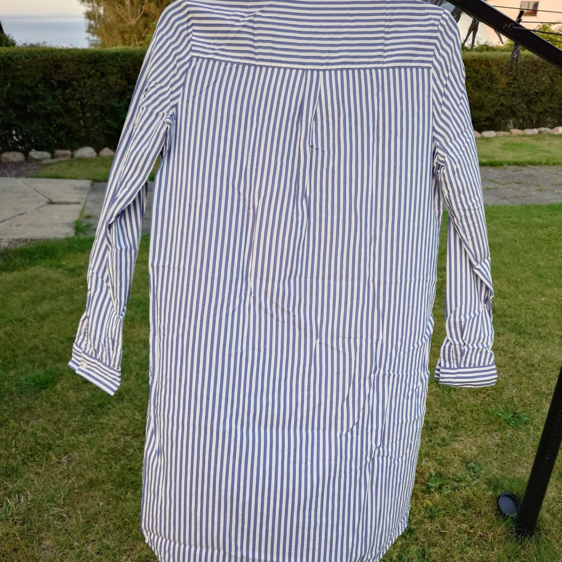 Blåvit randig lång skjorta från C - 3