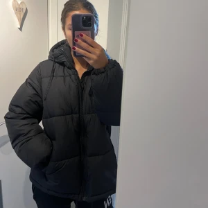 Svart puffer jacka  - Svart vinterjacka från hm. Väldigt populär förra året men kommer inte till användning. Storlek xs men passar s Skriv vid intresse 💕 Slut såld på hemsidan 