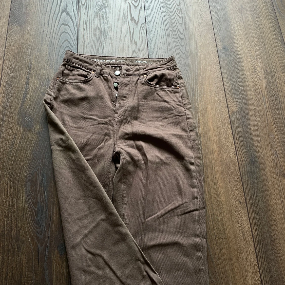 Bruna wide jeans från Never Denim