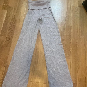 Grå mjukisbyxor från SOC XS - Superbekväma grå mjukisbyxor från SOC i storlek XS. Byxorna har hög midja med bred linning och är tillverkade i ett mjukt, ribbat bomullsmaterial. Perfekta för chill eller träning, med en loose och relaxed passform.