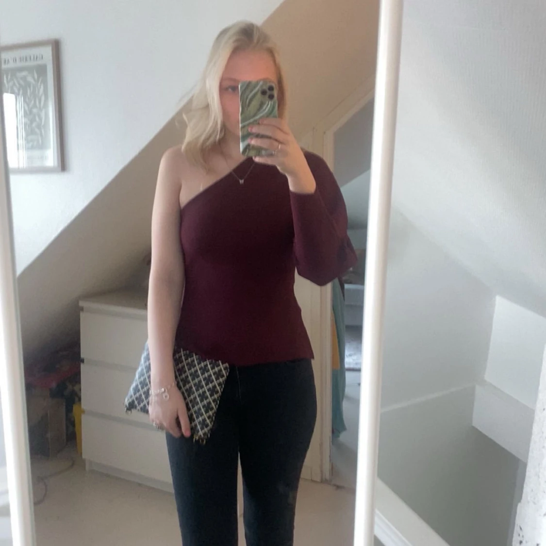 Vinröd oneshoulder topp från Zara