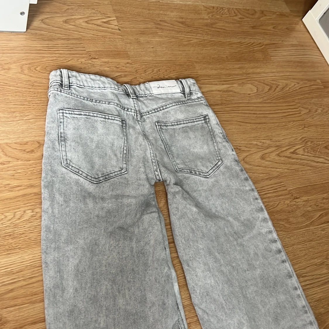 Gråa raka jeans från Lindex - 2
