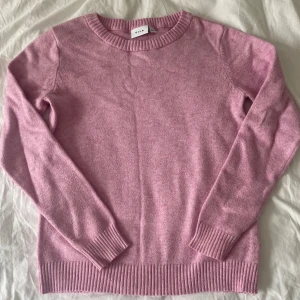 Stickad tröja - Stickad tröja från Vila i storlek XS. Tröjan har använts men är i fint skick! 💞 Kommer inte till användning. 