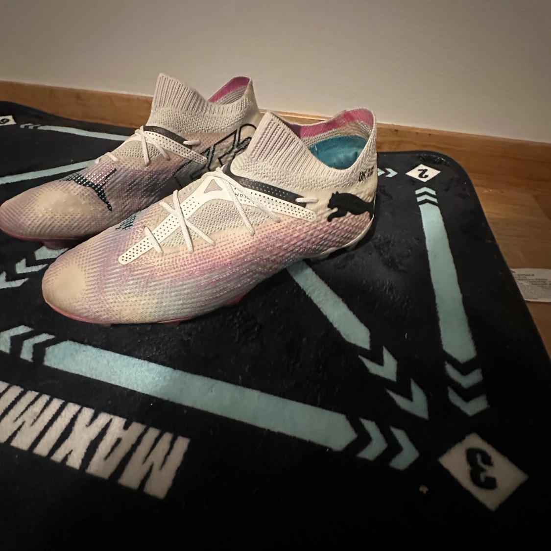 Puma vita fotbollsskor med rosa sula - 3