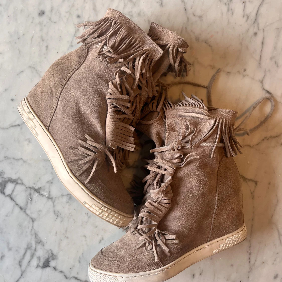 Beige sneakers med fransar och kilklack - 3