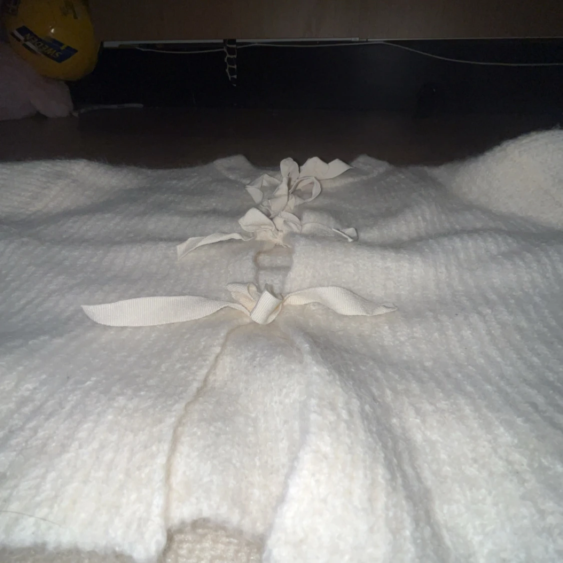 Vit stickad väst med knyt från Gina Tricot