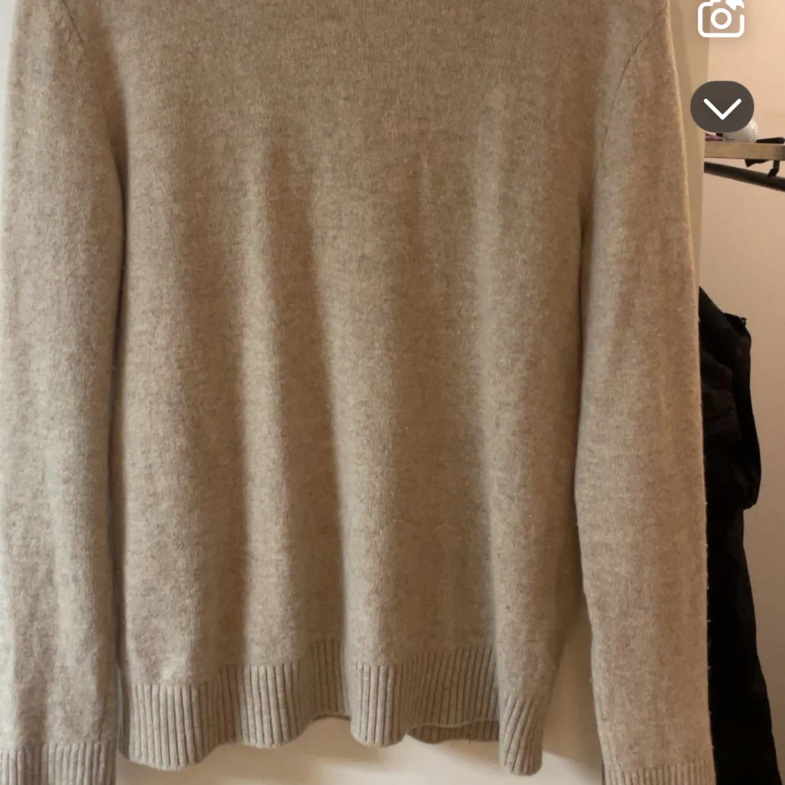 Beige stickad tröja med ribbade muddar