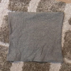 Grå ribbad tubtopp från H&M - Säljer en enkel och stilren grå tubtopp från H&M. 