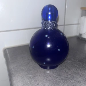 Britney Spears parfym - Britney Spears midnight fantasy parfym. Var orginellt 100 ml men är nu ungefär 50 ml kvar för att halva är använd💜 har tyvärr inte boxen kvar men förpackar den ju såklart noga och bra innan jag skickar iväg 🫶🏻