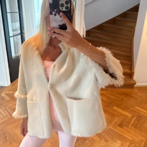 Vit kappa  - Säljer nu denna otroliga jacka, inga defekter .