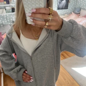 Grå zip hoodie med huva - En basic grå hoodie från Bik Bok med dragkedja framtill. Storlek s❤️❤️