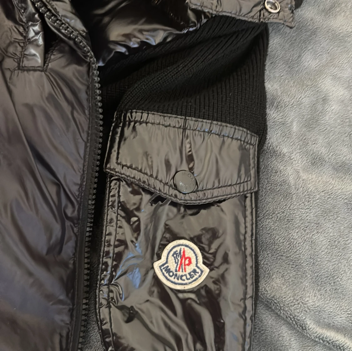 Svart dunväst med huva från Moncler - 3