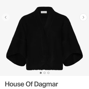 Svart cardigan jacka från Dagmar XS - Svart cardigan jacka från House of Dagmar i oversized modell. Jackan har breda trekvartsärmar och en öppen front utan knappar eller dragkedja. Tillverkad i mjukt ullmaterial, perfekt för lager-på-lager och en clean look. Nypris 4000kr