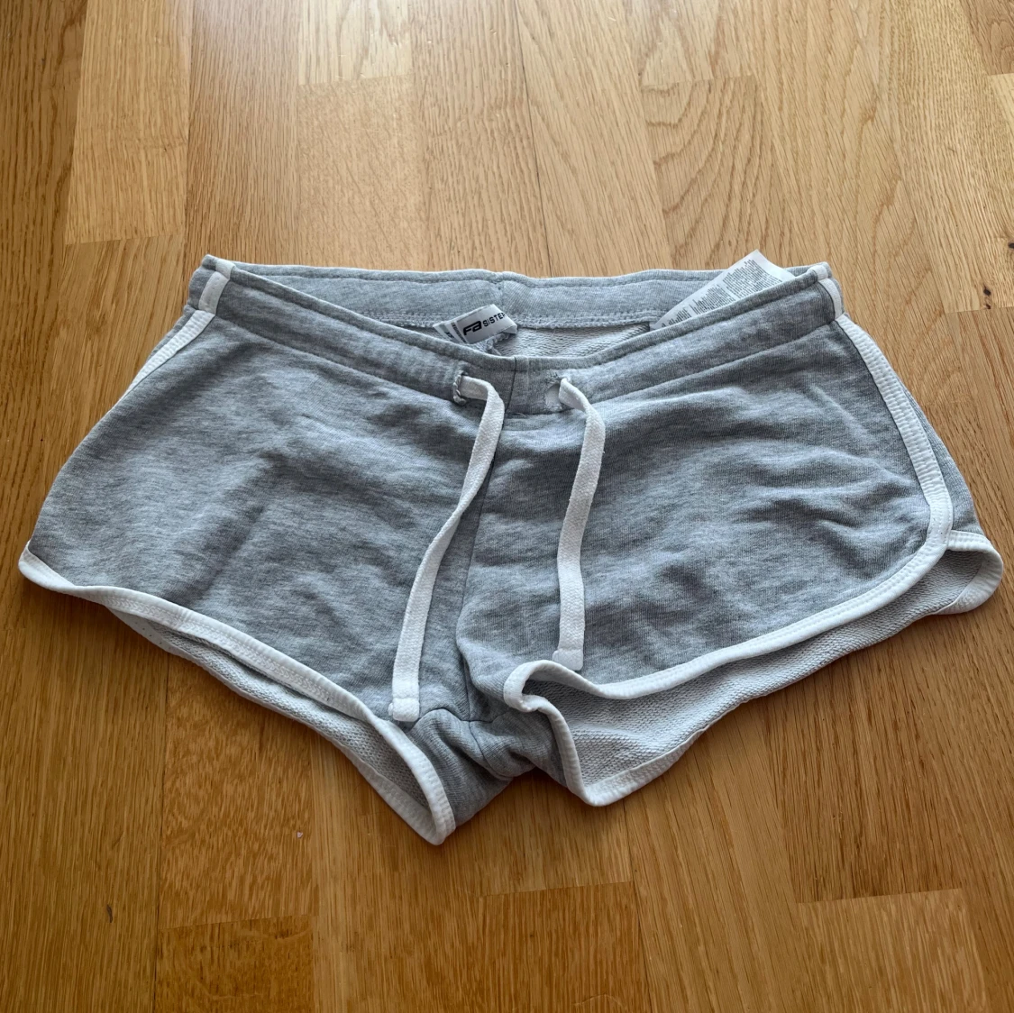 Grå mjuka shorts från Sister XS