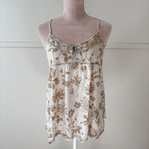 Abercrombie babydoll topp - Abercrombie babydoll topp i stl M, passar mer L. Banden är justerbara och den är i gott skick❣️