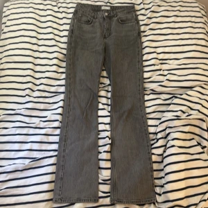 Grå bootcut jeans från Perfect Jeans - Snygga grå jeans från Perfect Jeans i klassisk bootcut-modell. Jeansen har fem fickor, bälteshällor och stängs med knapp och dragkedja. Tillverkade i mjukt denimtyg som ger en skön passform. Säljer då de är lite för korta på mig som är 182 cm.