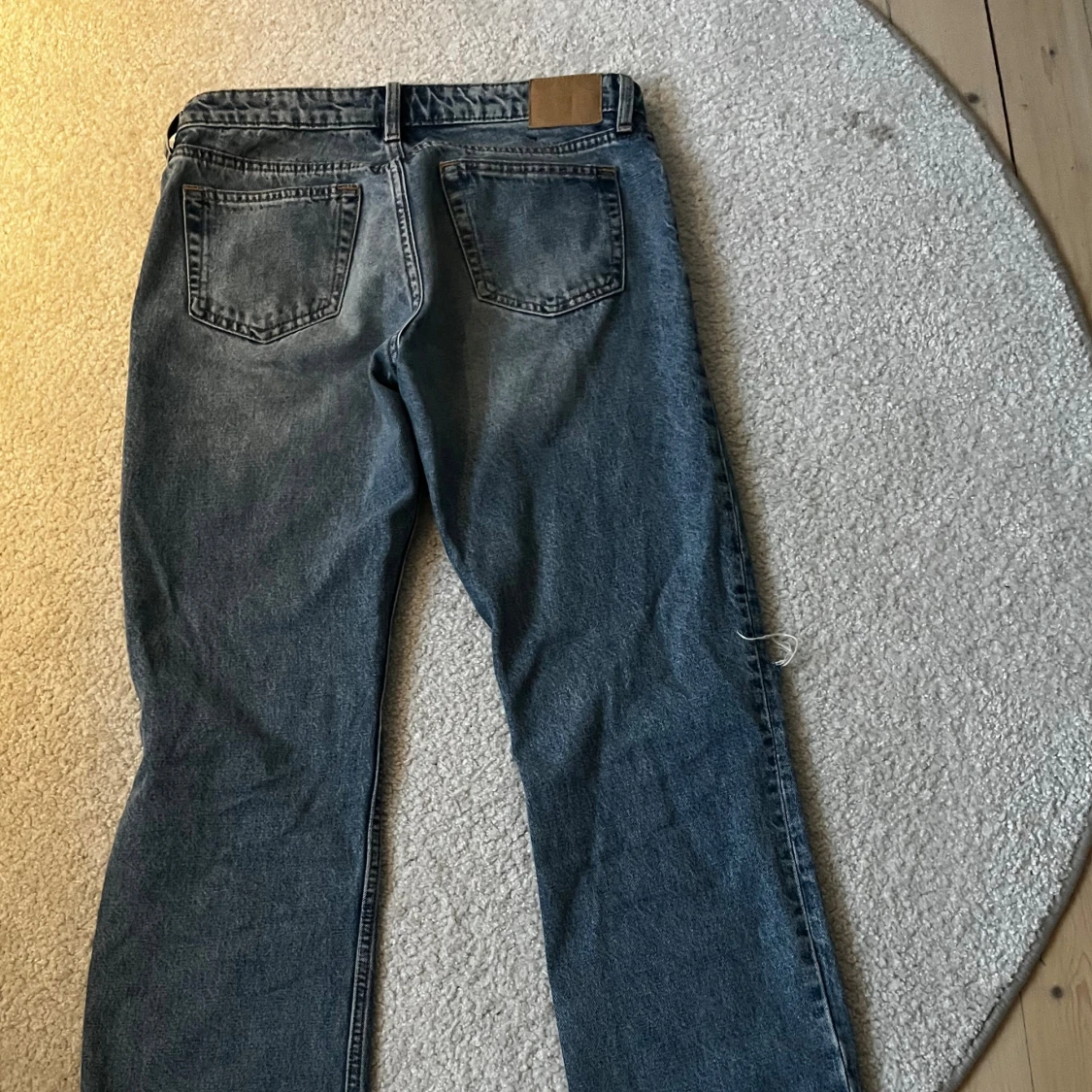 Weekday blå jeans med slitna knän - 1