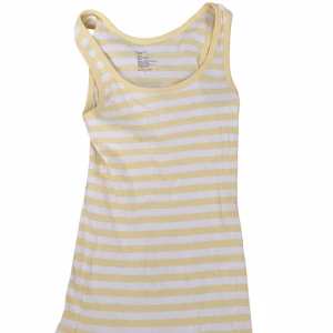 Gulvit randigt linne från GAP💕 - Söt ärmlöst linne från Gap i gul och vit randigt mönster. Tillverkad i 100% bomull, med rund halsringning. Strl S💗liten fläck i vänstra hörnet, (se sista bilden)