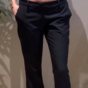 Svarta kostymbyxor med raka ben - Svarta lågmidjade kostymbyxor från Bikbok . Använda 3 ggr så de ser helt nya ut. De är i storlek 40 men passar mig som har 36/38 i byxor. Nypris 500