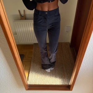 Mörkblå manchesterbyxor bootcut - Snygga mörkblå manchesterbyxor med hög midja och bootcut. Helt nya med prislappen kvar!