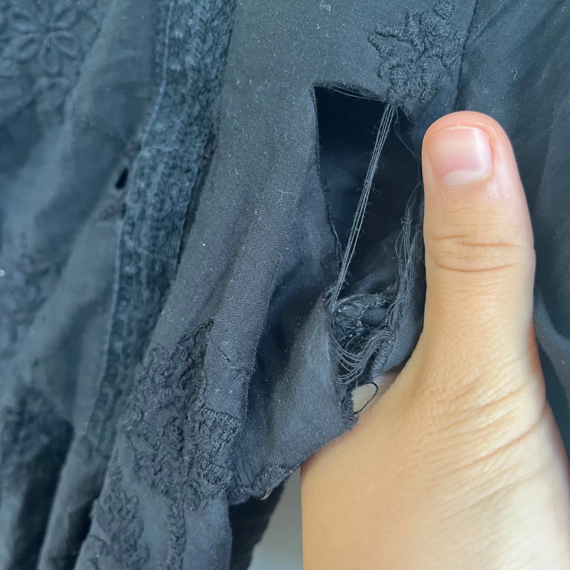 Svart broderad blus med knyt  - 1