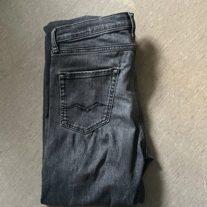 Replay grå jeans straight fit - Säljer ett par grå replay byxor som är för korta för mig och jag  är 185 dom har inga defekter eller något 