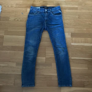 Replay jeans - Replay jeans i ny skick har inte andvänt då dem var små på mig så dem är helt nya. Storlek 28 snygga jeans som har slim fit och är i snygg blå färg skriv vid frågor och pris kan diskuteras👍👍👍