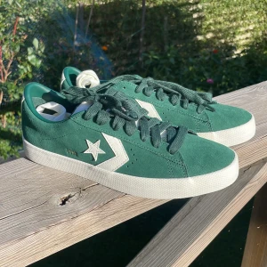 Converse CONS vulc pro sneakers mocka - Hej! Säljer mina helt oanvända Converse CONS Vulc Pro i grön mocka, då de inte passade mig!Skorna är Unisex storlek 42,5. (Strlk 43 i herr och dam strlk 41) Som sagt är de helt oanvända, och det följer även med ett par vita skosnören till. Det är bara att skriva om flera bilder önskas eller frågor kring storlek! Köpare står för frakt ;)
