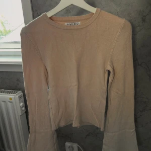 Tröja från NewYorker - Ljusrosa tröja från NewYorker med volangärmar. Har bara kommit till använd max 3 gånger💕Jätte bra matrial på tröja och den är i mycket bra skick💘