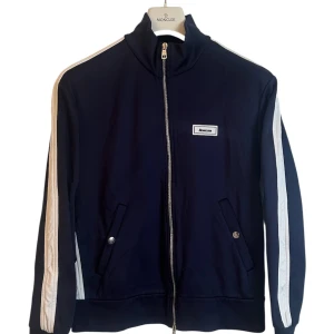 Moncler zip cardigan  - Moncler tröja Storlek L passar M. Skick 9/10. Pris 1590kr finns att köpa på våran hemsida, Fashionels.com