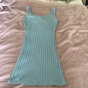 Ljusblå ribbad klänning från SHEIN - Supersöt ljusblå ribbad klänning från SHEIN i storlek M. Den är ärmlös med breda axelband och har en figurnära passform. Perfekt för varma dagar och enkel att styla med sneakers eller sandaler.