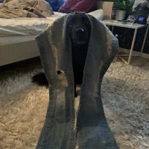 Blå slitna jeans från vero moda.  - Riktigt snygga blå jeans från vero moda med slitningar och hål framtill och baktill. Jeansen har raka ben, klassisk femficksmodell och coola nitar vid fickorna. Perfekt för dig som gillar en edgy streetstil.