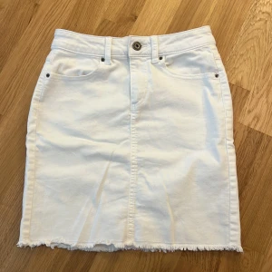 Vit kortkjol  - Vit kortkjol i stl xs, fint skick!