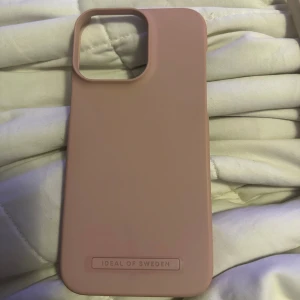 Skal iPhone 14 Pro max - Rosa skal från ideal of sweden till iPhone 14 Pro Max, inte mycket använt så i nyskick, inga defekter 