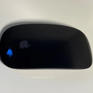 Apple Magic Mouse 2 Gen - Hej! Jag säljer en väldigt snygg Apple Magic Mouse andra generation i färgen svart/grå med Lightning kabel uttag!   Den är använd ett fåtal gånger och känns som helt ny och inga problem med den.  Färgen är svart och grå med Lightning kabel uttag.   Kabel ingår tyvärr inte, men du kan även köpa tangentbordet tillsammans med musen för ett bra pris!   Den kopplas och laddas perfekt och har inga sprickor eller märken förutom dom på bilderna.   Den kan även hämtas i Visby eller skickas