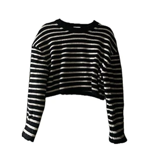 Stickad crop top - Stickad crop top som användes en gång innan ja insåg att d inte va min stil😭Råkade köpa en som tråkigt nog hade hål i sig vid nacken, inget som syns å går att enkelt sy ihop!