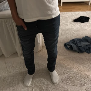 Jack n Jones jeans  - Blåa Jack n Jones jeans, typ helt nya aldrig använda 