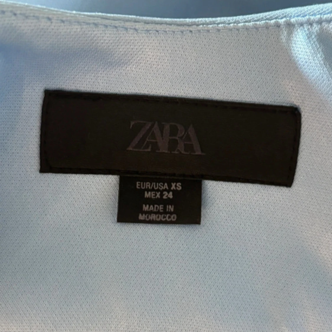 Ljusblå topp med rosett från Zara  - 3