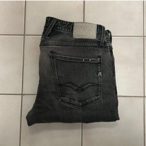 Replay Anbass Jeans - Replay Jeans | Skick: 7/10 (defekt på tredje bilden) - Storlek: 33/32 - Modell: Anbass - Nypris: 1500 - mitt pris: 299 - Skriv för mer frågor eller funderingar