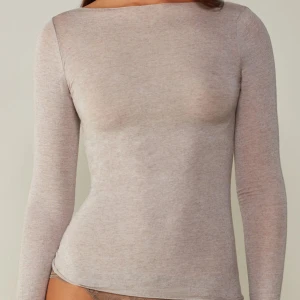 Beige tröja från Intimissimi - Jag säljer min beiga intimissimi tröja i storlek M. Den är i väldigt bra skick och inte använd jättemånga gånger💕💕
