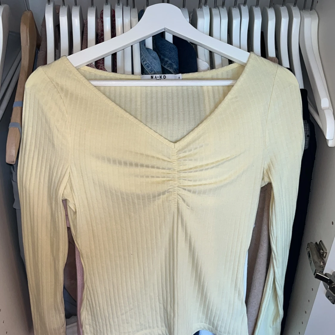 Ljusgul ribbad topp från NA-KD❤️