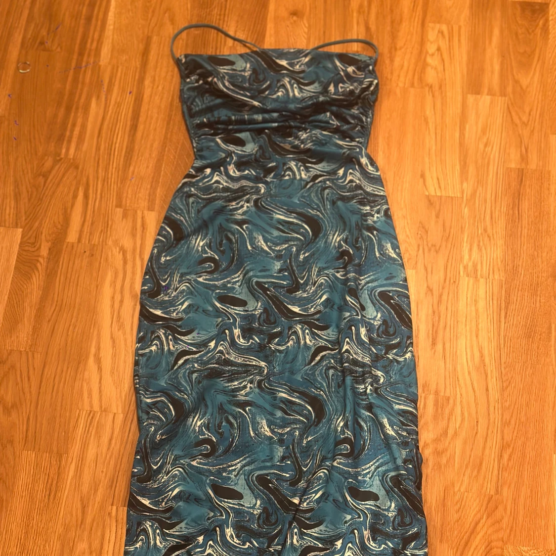 Blå mönstrad långklänning med smala band