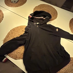Mörk blå Moncler hoodie med dragkedja - Jätte fräsch eftertraktat hoodie för bara 1750 priset går att diskuteras!