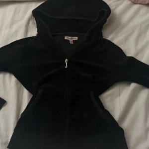 Svart vintage hoodie Juicy Couture - Svart hoodie från Juicy Couture, det är en vintage modell så den säljs inte längre. Det står storlek L men jag skulle säga xs/xxs. Pris går att diskuteras, köpte för 600