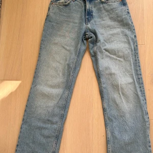 Perfect Jeans från Gina Tricot ljusblå - Snygga ljusblå Perfect Jeans från Gina Tricot med raka ben. Uppsydda hos sömmerska så de passar de runt 160 cm skit bra. 
